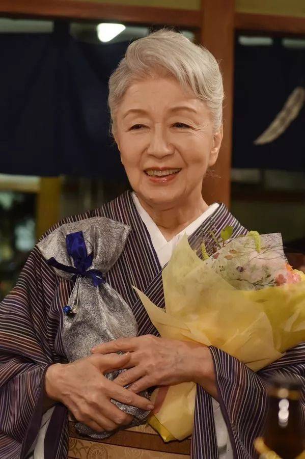 这位潮人日本老奶奶,86岁依然带货,她年老的样子是所有爱美女孩的