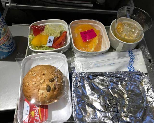 打卡國航a321經濟艙!比一般小飛機寬敞,餐食也沒傳說中那麼難吃