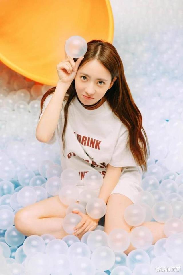 刘萌萌身材好肤白貌美,标准的魔鬼身材,甜美清新青春十分迷人