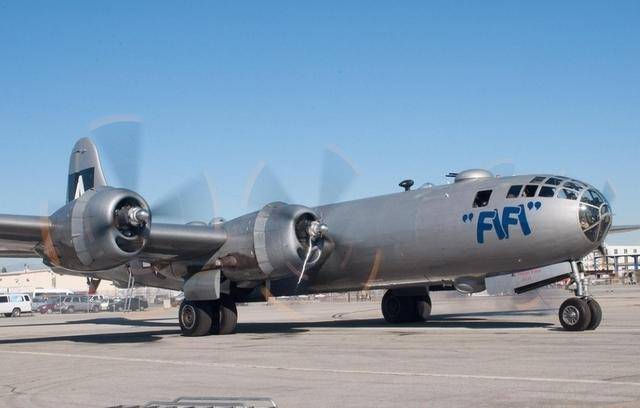 美军投放原子弹的战机是当时最先进的"超级空中堡垒"b29轰炸机,这款