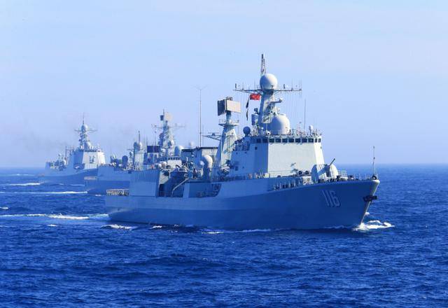 中国舰队拉响战备警报,以战斗姿态向东挺进,任务地点令人振奋