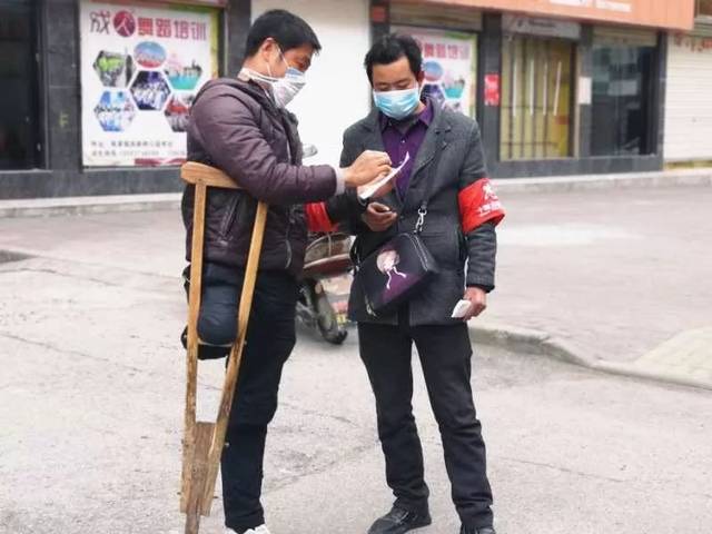 "拄拐志愿者"坚持战"疫"不言退
