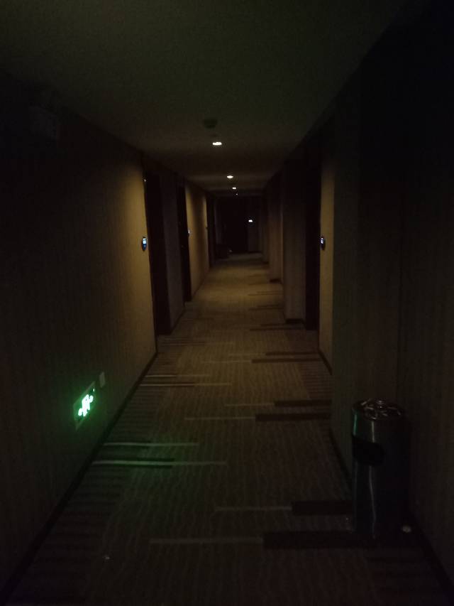 夜晚酒店房间照片图片
