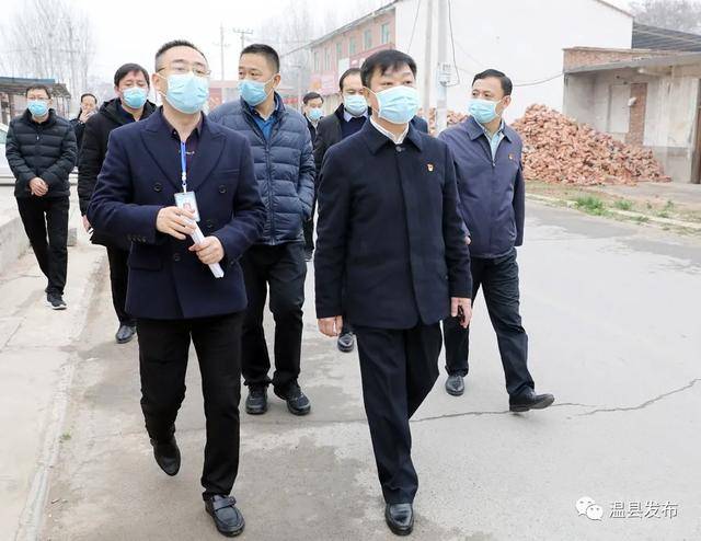 2月24日上午,县委副书记,县长李培华到部分乡镇(街道)对疫情防控暨