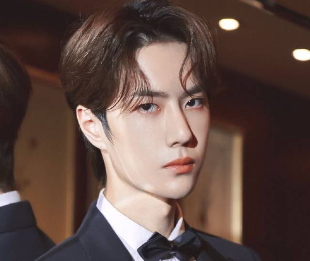 机车男孩王一博,因《陈情令》"蓝忘机"一角爆红,如今感恩粉丝