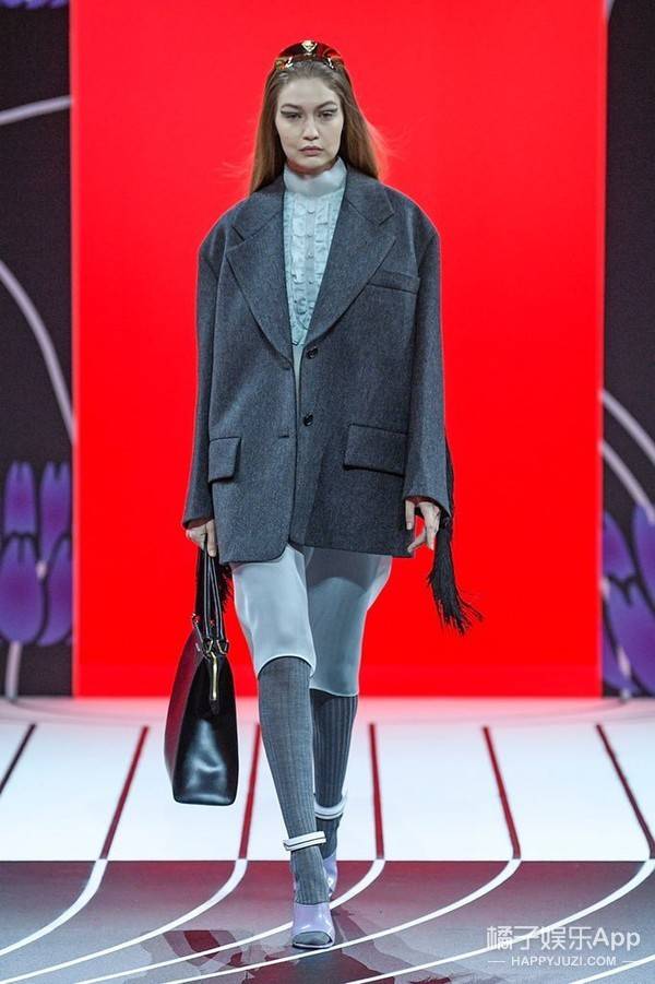 超模gigi维密合影站c位,25岁脸却垮成这样?