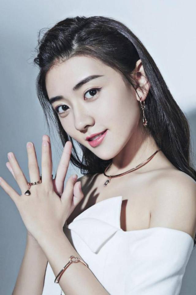 偶像演员梁洁俏丽甜美因双世宠妃这部古装剧而被人们熟知