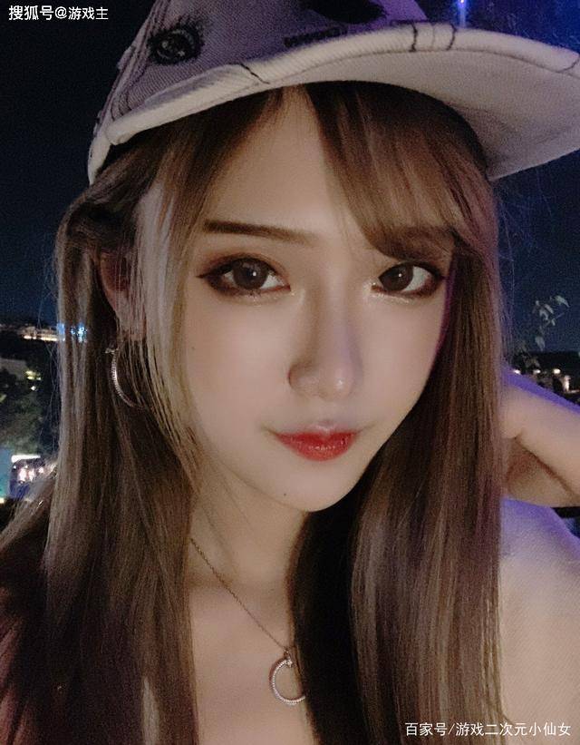 主播腐团儿假装夏天依旧美丽动人,45码大鞋成亮点