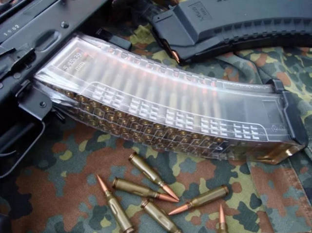 俄罗斯造的60发大容量弹匣重量仅1公斤让步枪拥有双倍火力时间