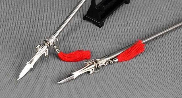 与短兵器相对的则是长兵器,枪戟等.