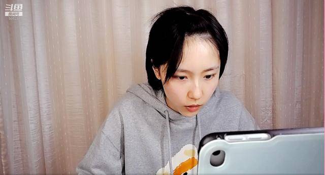 斗鱼新主播成果素颜出镜,直播内容丰富,同行主播刷礼物上榜支持