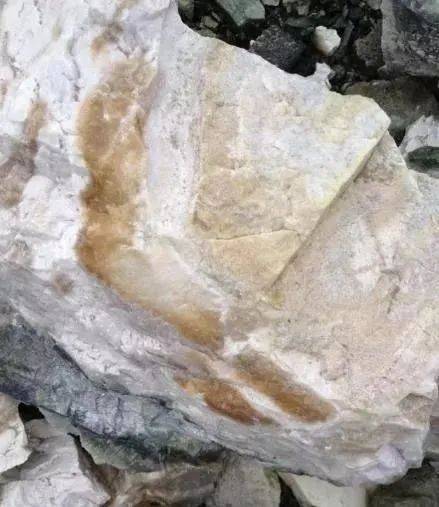 看看玉矿老板是怎么卖且末料的,你就明白为啥新疆和田玉如此值钱