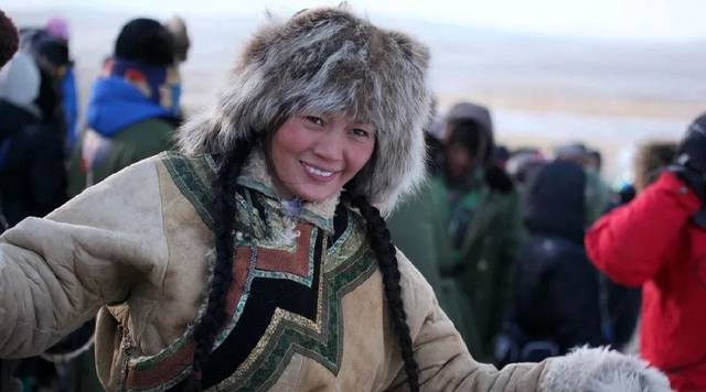 《狼图腾》原著中,女主角噶斯迈是毕力格的儿媳,电影中则是陈阵的女友