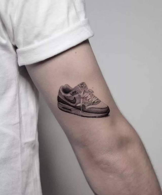 ata今年 gangata 也帮几位客户做了一些写实类的 air jordan 鞋款纹身