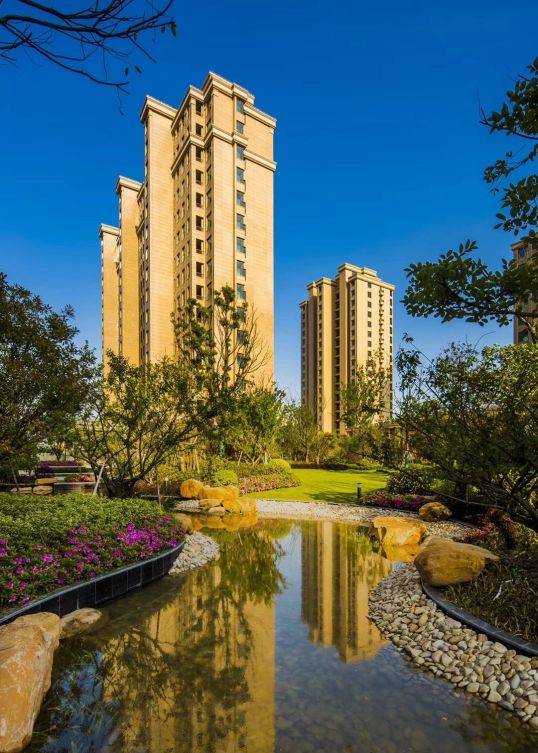 昨天刚刚在临港蓝湾拿地的大名城是谁?