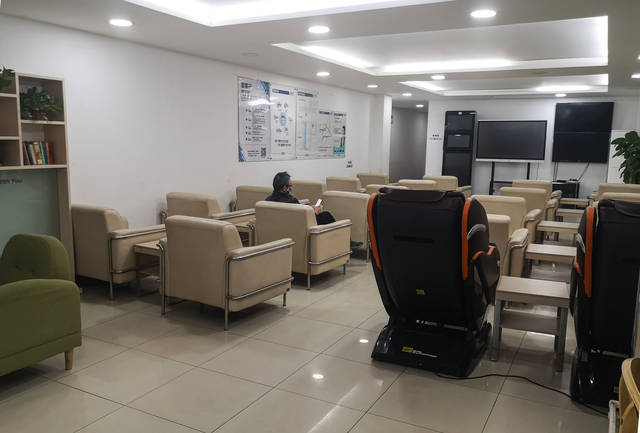 展厅目前整体环境比较空旷,洽谈区,客户休息区等区域完全采用开放式