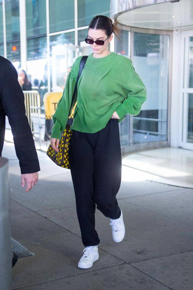 超模肯达尔·詹娜现身纽约机场,她有着迷人的俏丽