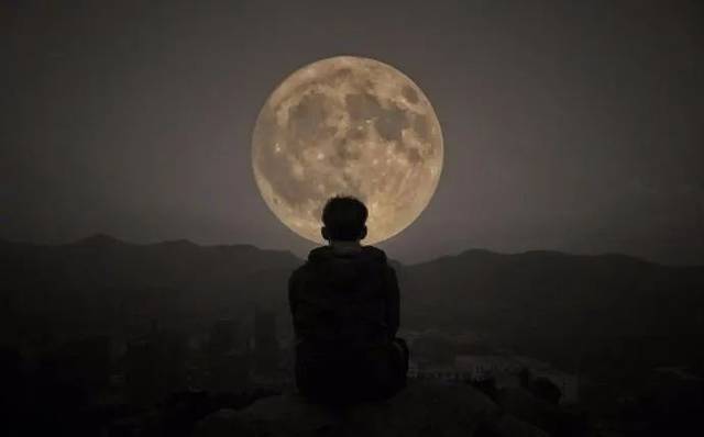 独自一人看月亮的图片图片