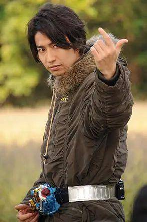 他曾经出演过《假面骑士kiva》红音也,《假面骑士build》猿渡一海