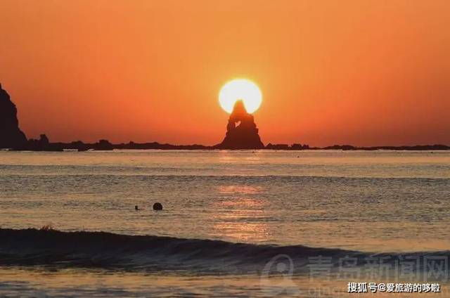 退潮後的石老人海濱天空格外通透,藍天,白雲,夕陽,海灘,石老人清晰