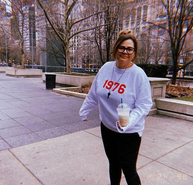 赛琳娜罕见和妈妈同框!母女颜值似复制像姐妹,母女仨都是小圆脸