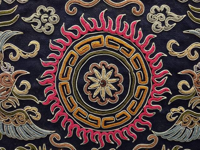 彝族刺绣上的颜色和图案都有什么意义?