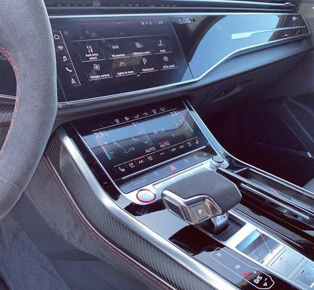 奥迪rs8实车海外现身全黑车身大口径排气最大马力600匹