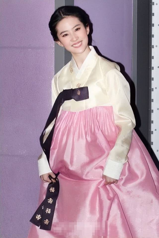 刘亦菲古装扮相一直如同仙女可当穿上韩服后甜美清新如公主