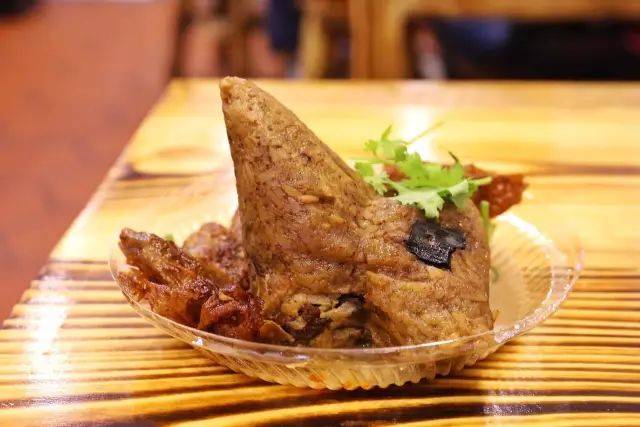 一定要好好吃一颗1980的烧肉粽,猪肉,板栗,干贝,香菇.