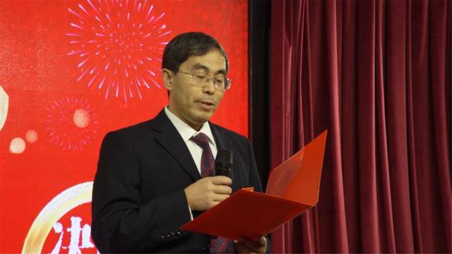 校长助理,教务处主任姜德余和高三年级主任袁世敏,李正,郭平将一首