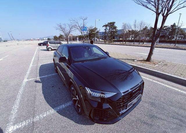 奥迪rs8 实车海外现身,全黑车身 大口径排气,最大马力600匹