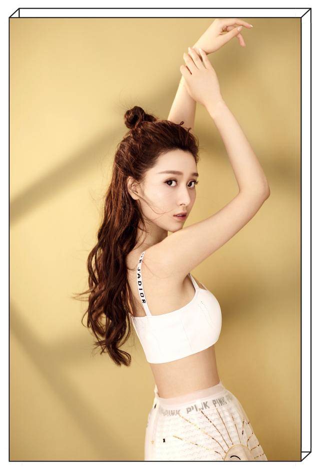 《巴啦啦小魔仙》中的贝贝王子璇,长大以后也太美了!裹胸超惊艳