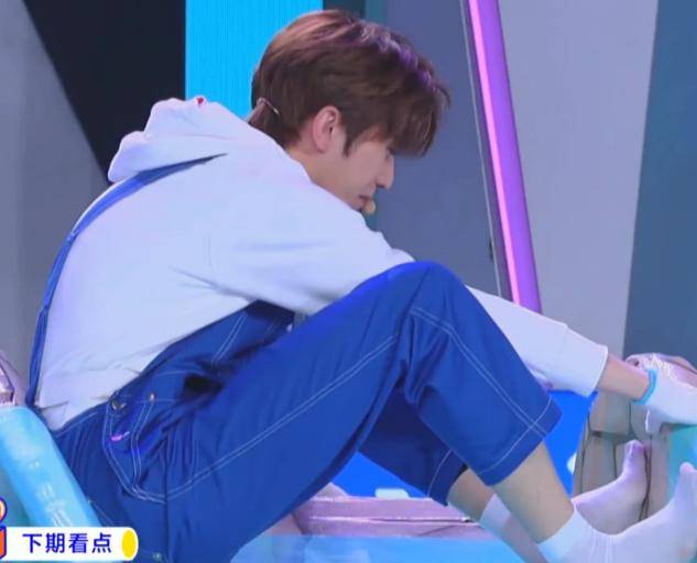 蔡徐坤不小心从滑梯上摔倒看了他的白袜子怕是有8天没洗了吧
