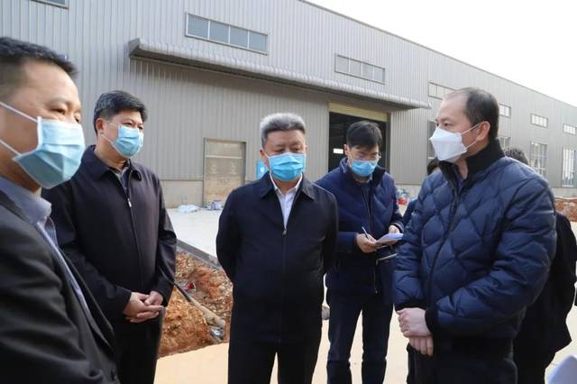 方百春来崇视察调度口罩生产企业投产筹备工作