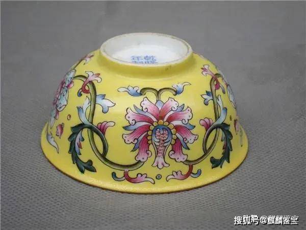 陶器 酒器　中国大清乾隆年製在銘 清乾隆仿官釉小長頸瓶《大清乾隆年製》款| Chinese Art | 2024 | Sotheby's