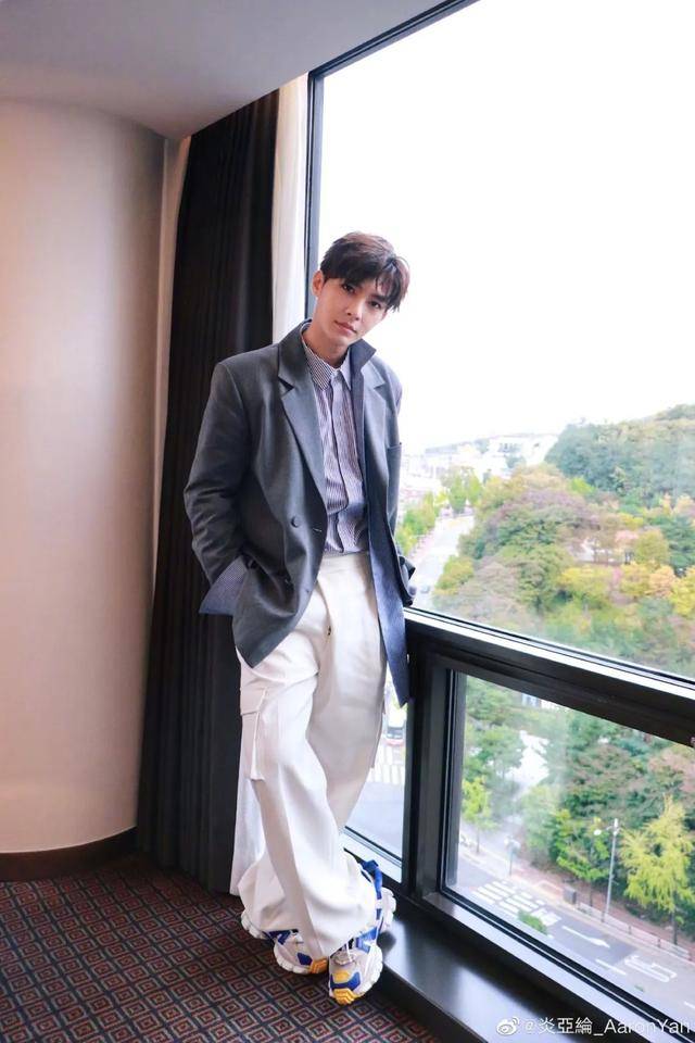 潮流榜young  看完以上西装流行趋势 以及潮流搭配技巧 再从男明星