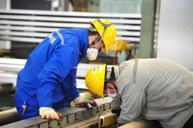 车间里记者看到,工人们正在加班加点生产丹麦马士基1000个标准箱的