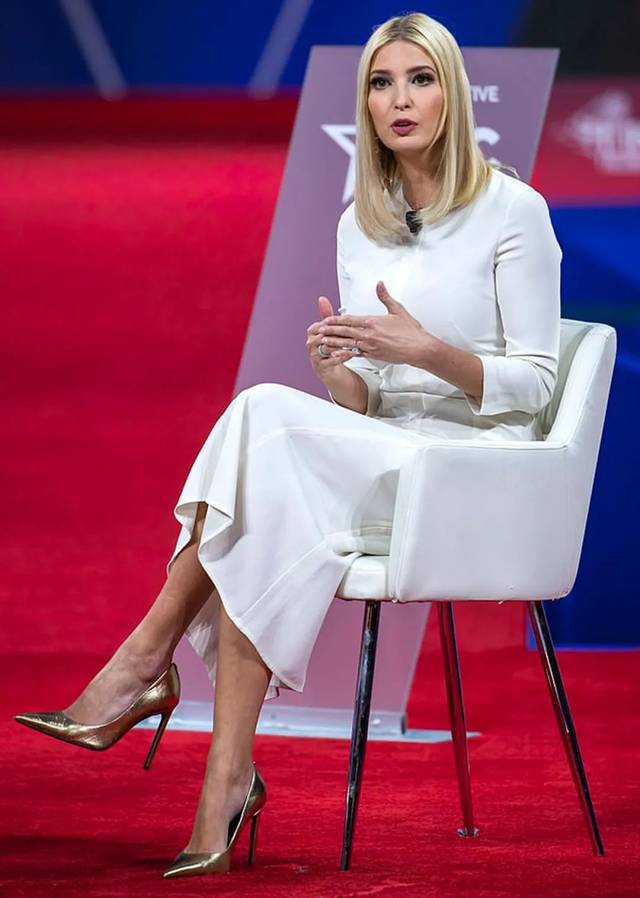 伊万卡因为腿太长,坐姿别扭双脚弯到变形,换椅子后大长腿惊艳了_手机