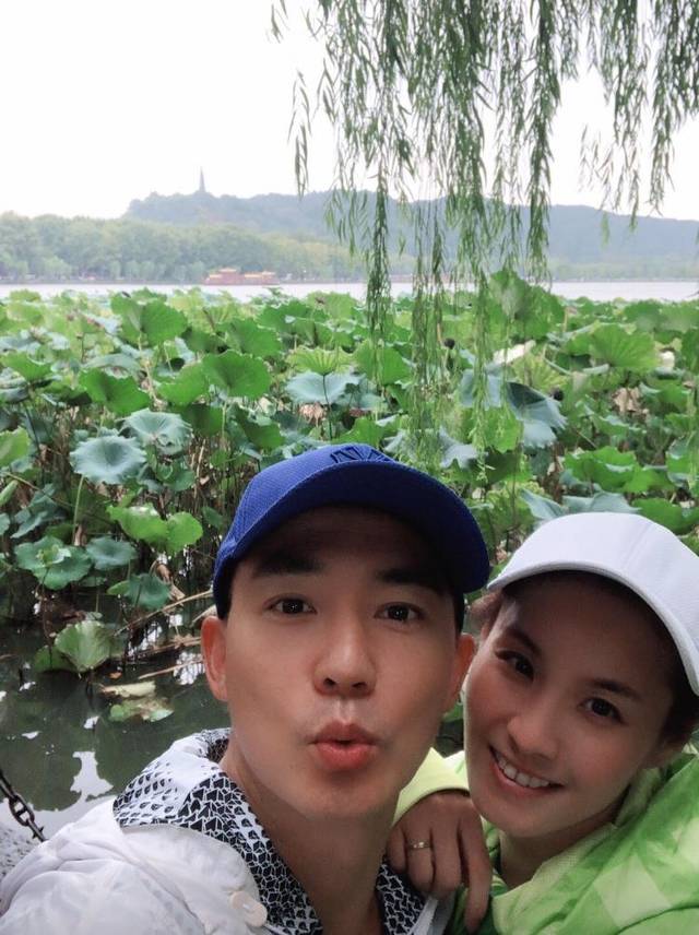 原创刘畊宏与妻子王婉霏一同慢跑10公里,两人西湖边牵手拍浪漫美照