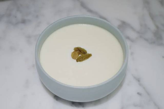 双皮奶出锅后可以点缀一点葡萄干或者红豆