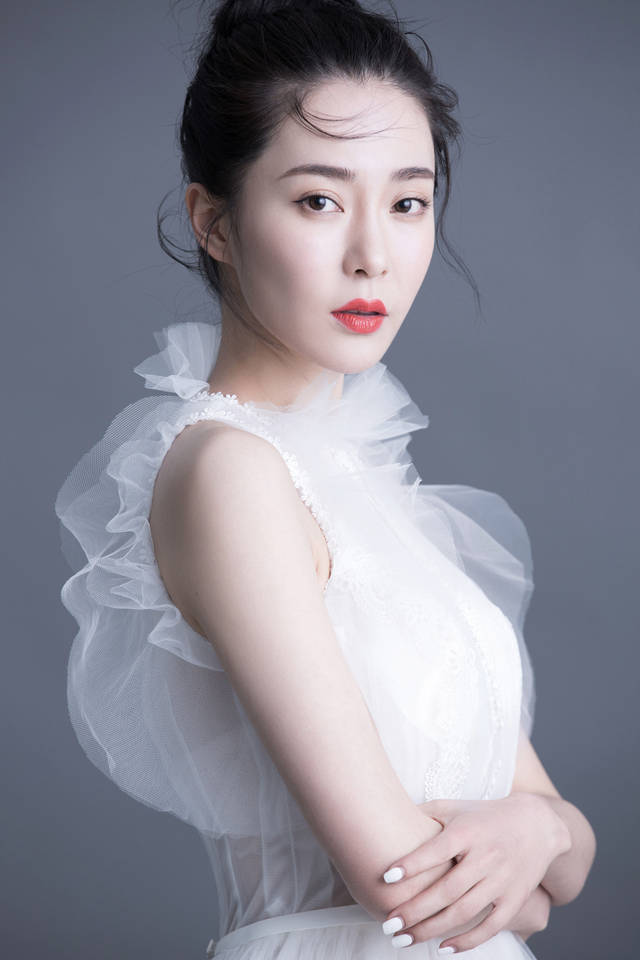 明星胡然,娱乐圈偶像演员,清新美艳,被誉为"天然美女"