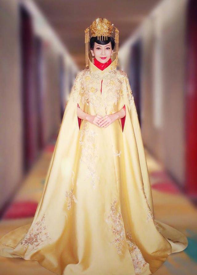 赵雅芝学范冰冰穿龙袍输的一败涂地网友63岁老奶奶嫁衣