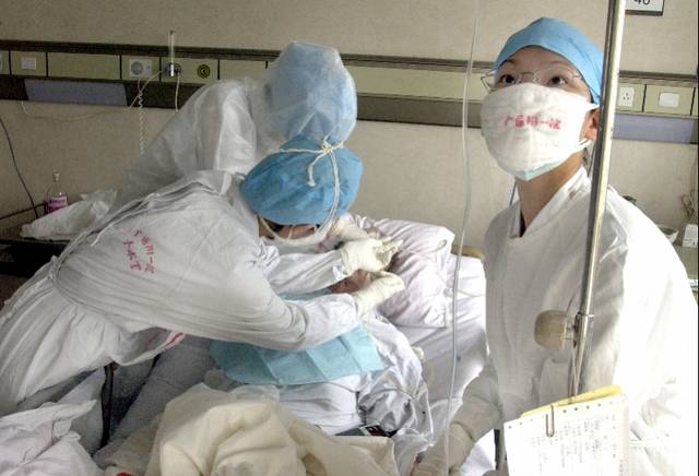 2月8日,汉口医院隔离病区,全副武装的e组护士即将接替工作了4小时的d