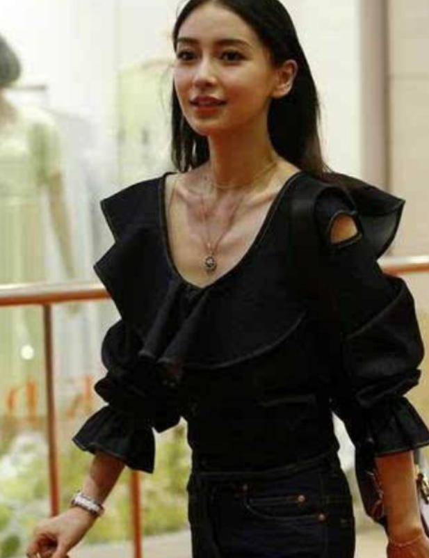 baby瘦出"排骨胸"不算啥,路人镜头下,"水蛇腰"才叫真惊艳