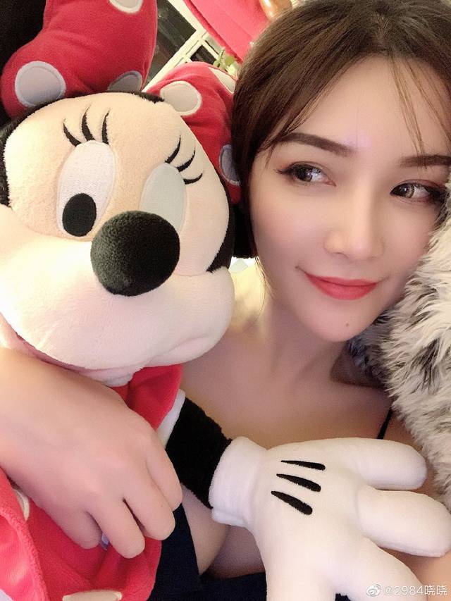 慕小蕾到期越塔?老利放话:跑不了!巨ru挤爆内衣,电母晒性感美照!