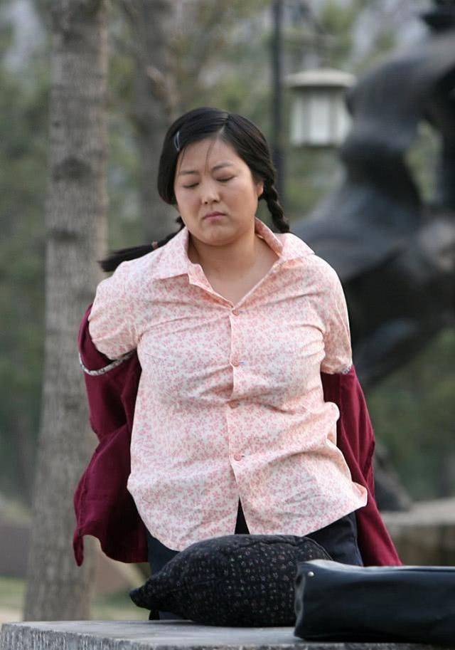 王茜华现年也已经快五十岁了,经常出演那种农村妇女,朴实老实的形象在