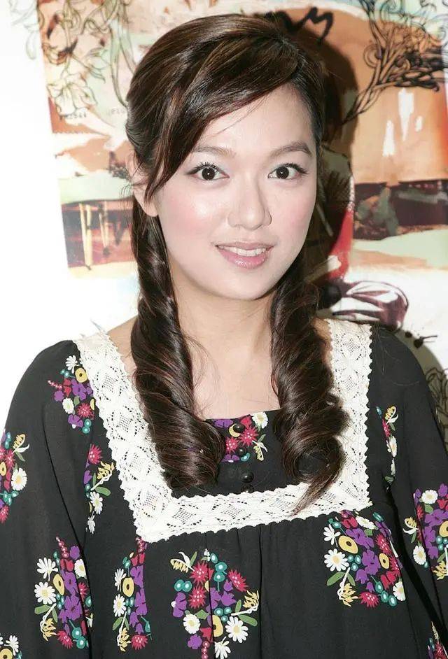 42岁港姐李珊珊无惧面部浮肿素颜做义工,积极面对惊恐症病况转好