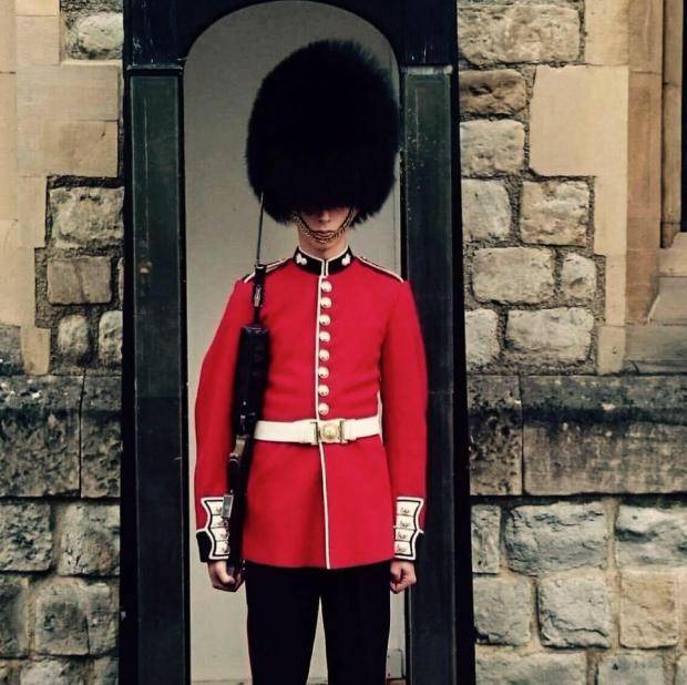 英国女王卫兵因武装抢劫被捕入狱,是军队的耻辱,也是皇室污点