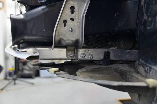 但依然配备了防止行人卷入的铝合金副防撞梁,与副车架连接的纵梁也是