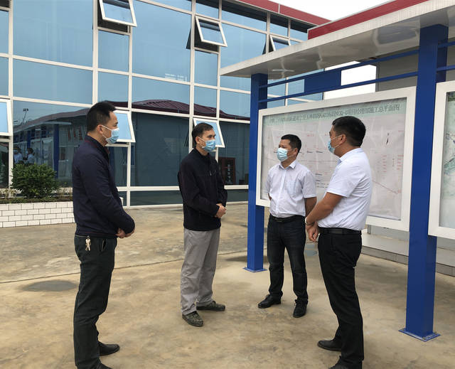 南宁市横县副县长冯华东到中铁二十局集团南玉铁路4标检查指导工作